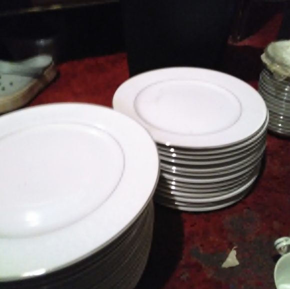 Fine China,dinner plates,bread,plates,tea saucers - Picture 10 of 13